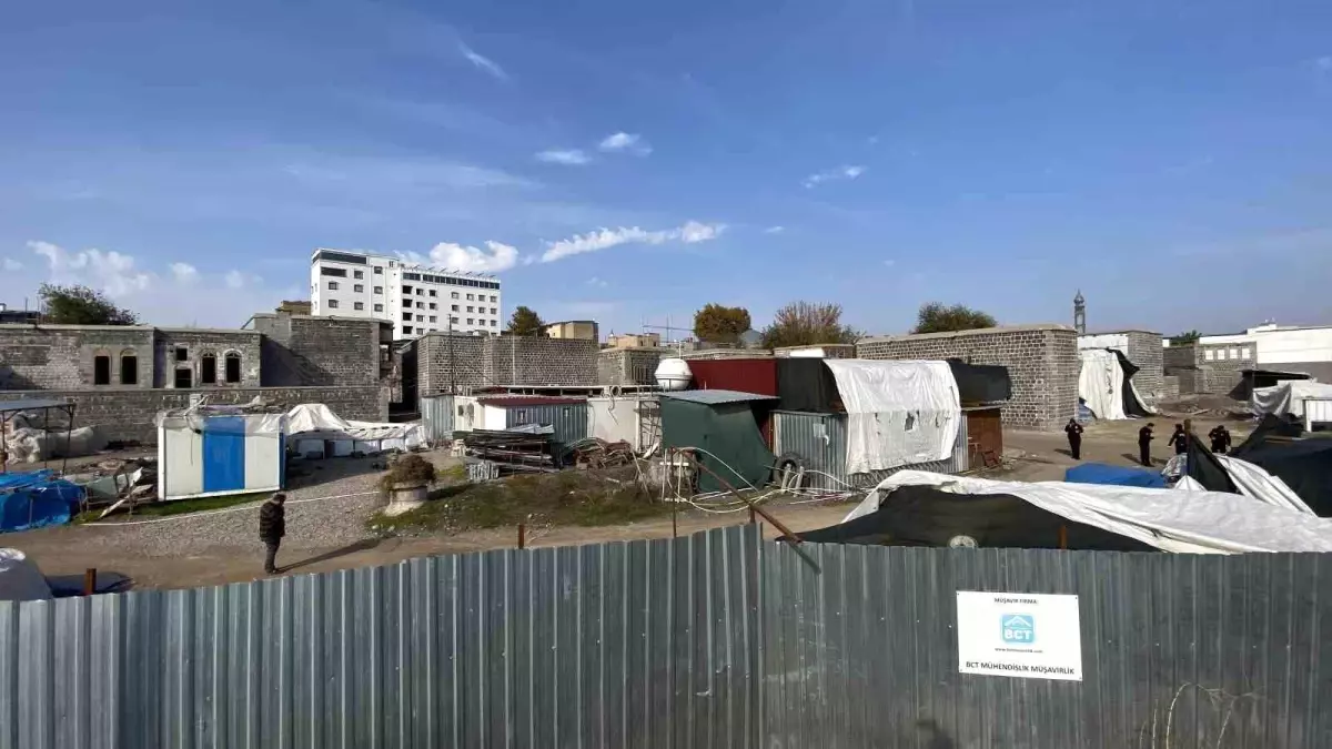 Diyarbakır\'da restorasyon çalışması sırasında duvar düştü, işçi hayatını kaybetti