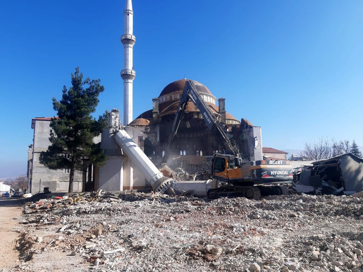 Malatya\'da ağır hasarlı yapıların yıkımı devam ediyor