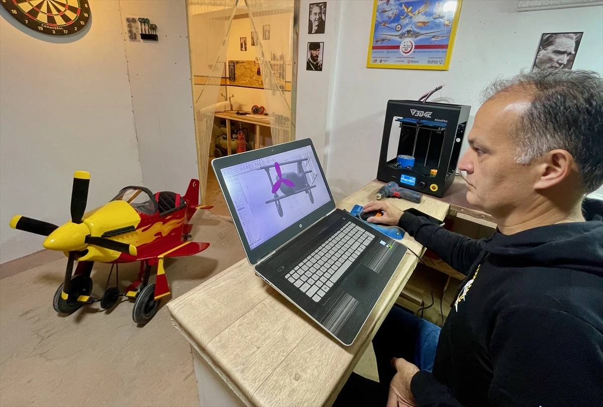 Emekli makine mühendisi oyuncak ve havacılık tutkusunu ürettiği pedallı uçaklarda yaşatıyor
