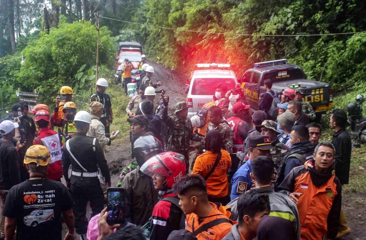 Endonezya\'daki Marapi Yanardağı Patlaması: Ölü Sayısı 22\'ye Yükseldi