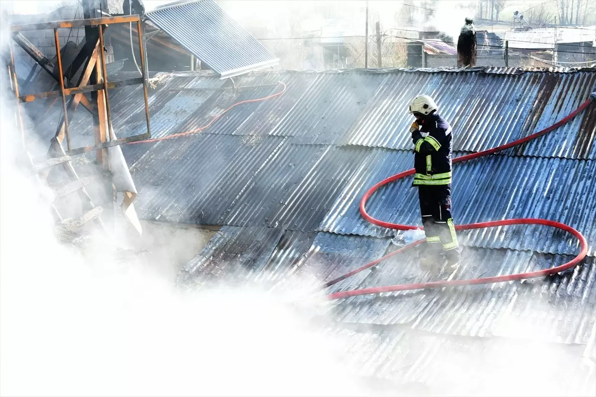 Erzurum\'da çıkan yangında ev ve ahır kullanılamaz hale geldi