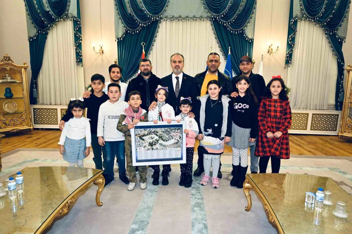 Bursa\'da Filistinli aileler Başkan Aktaş\'a teşekkür etti
