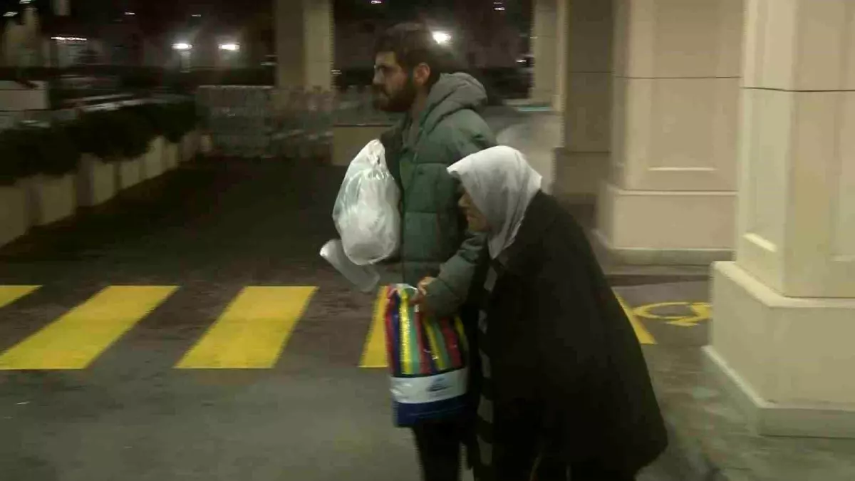 Gazze\'den tahliye edilen Türk vatandaşları İstanbul\'a getirildi