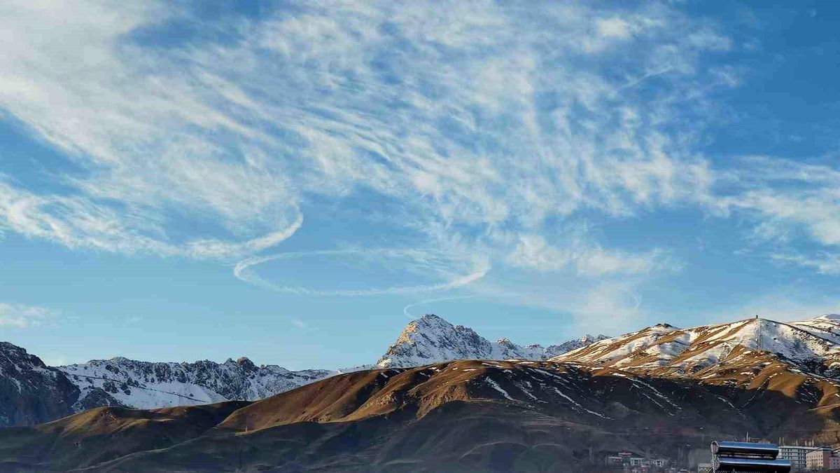 Hakkari semalarında uçağın daireler çizerek uçması vatandaşları şaşırttı