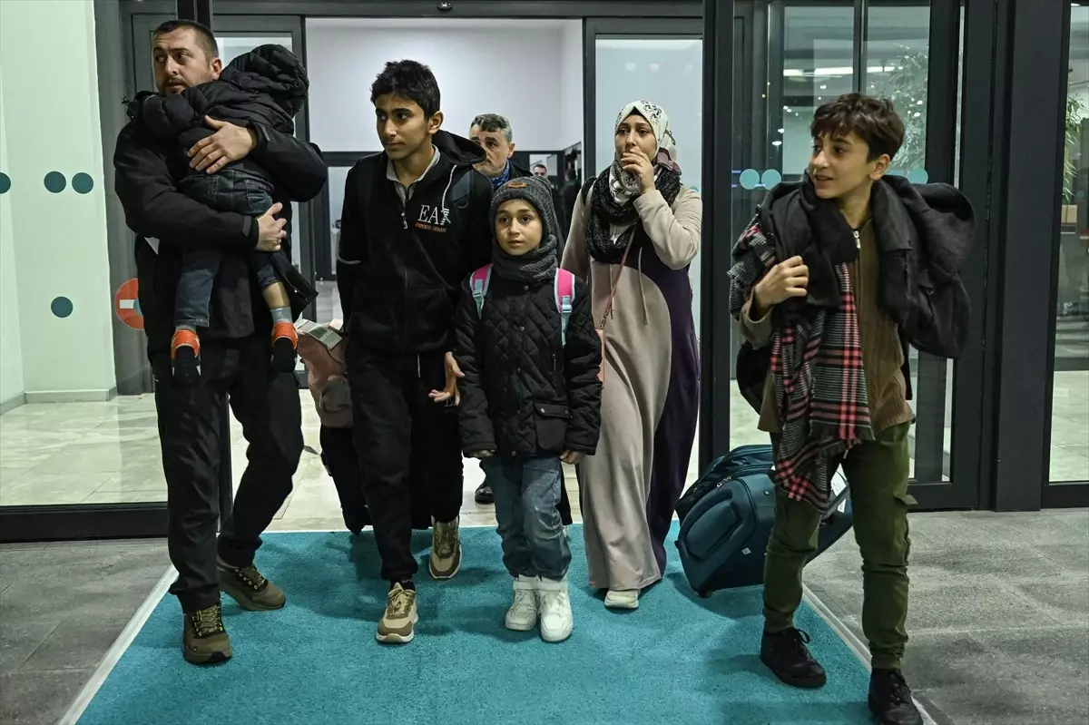 İsrail saldırılarından kaçan Türk vatandaşları İstanbul\'a ulaştı