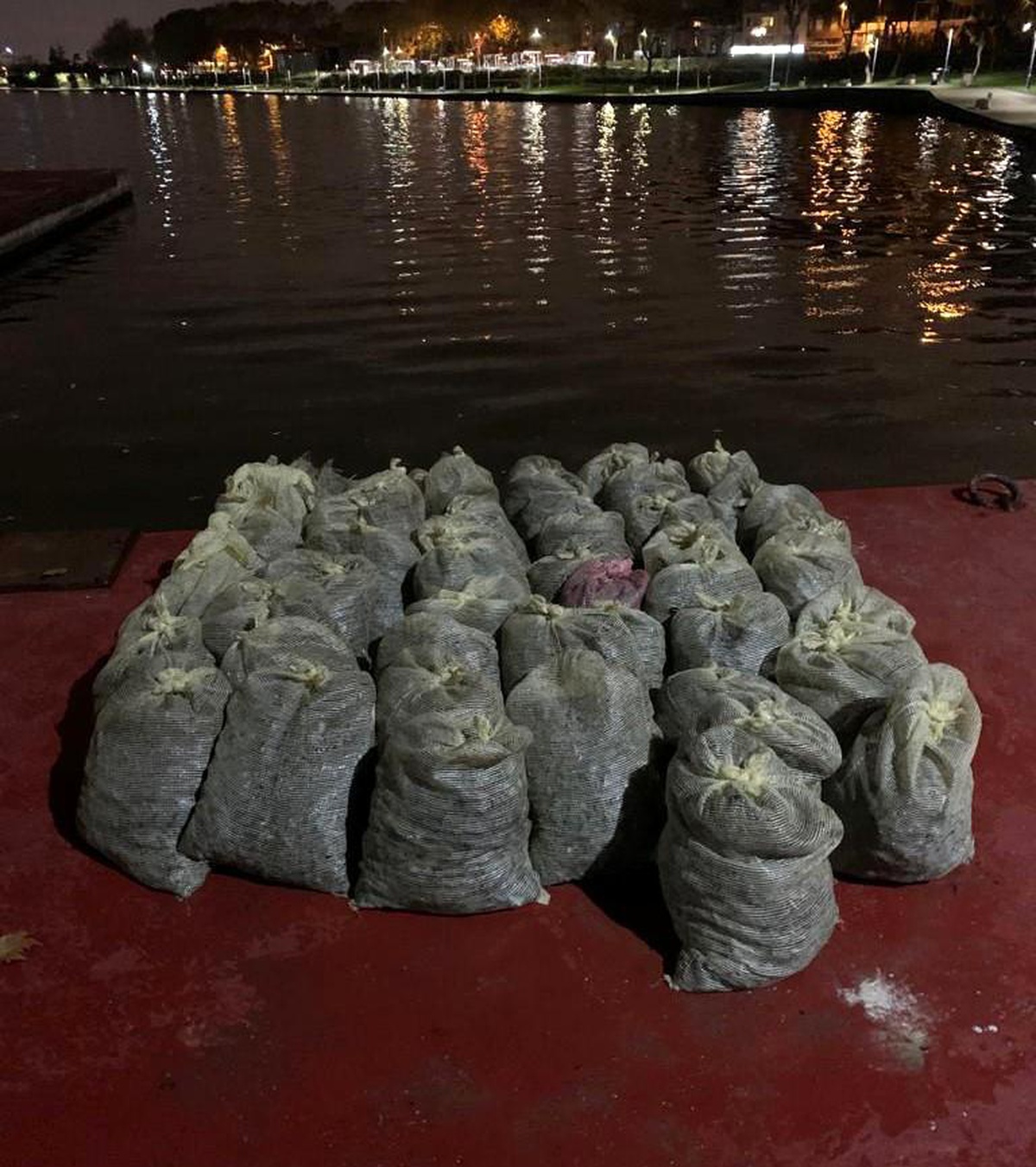 Fatih\'te 1 Ton 500 Kilo Kaçak Midye Ele Geçirildi