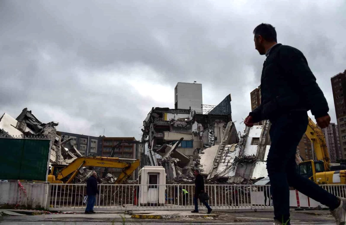 Zeytinburnu\'nda iki bina yıkılıyor
