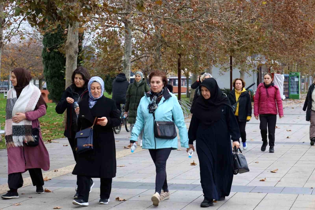 İzmit\'te Kadınlar İçin Yürüyüş Organizasyonu
