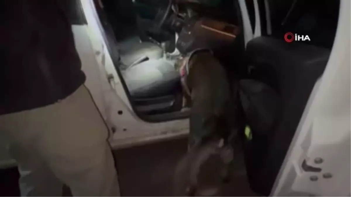 Kars\'ta Uyuşturucu Tacirleri Vites Kutusuna Sakladı
