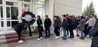Öğrencinin Ölümüne Tepki: Arkadaşları Fakülte Binasının Önüne Kırmızı Karanfil Bıraktı