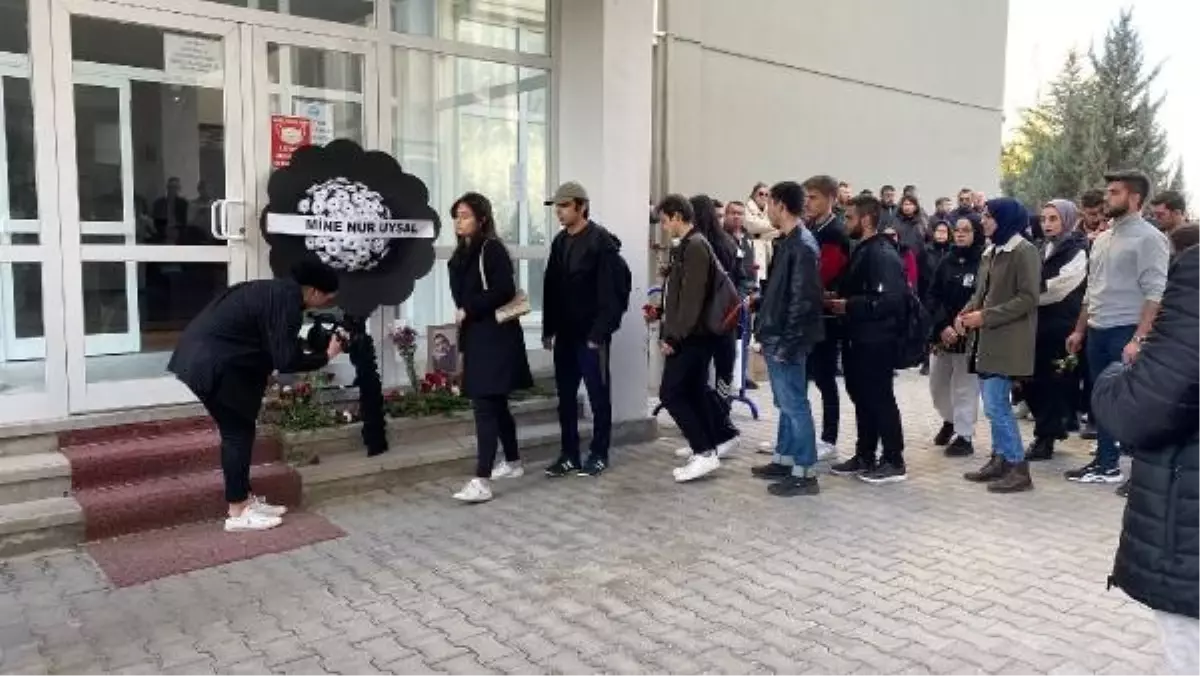 Öğrencinin Ölümüne Tepki: Arkadaşları Fakülte Binasının Önüne Kırmızı Karanfil Bıraktı