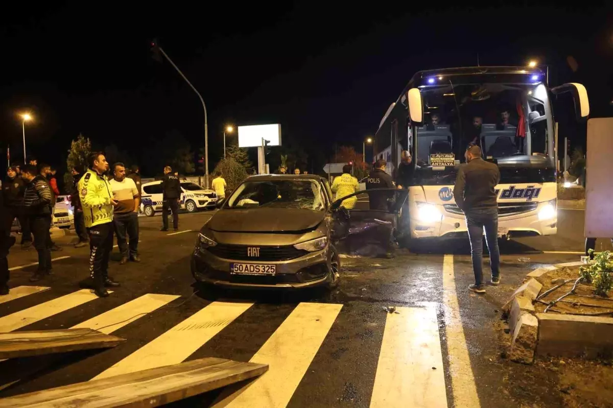 Nevşehir\'de kırmızı ışık ihlali yapan otobüs otomobile çarptı