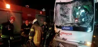 Manisa'da servis midibüsü ile tır çarpıştı: 12 yaralı