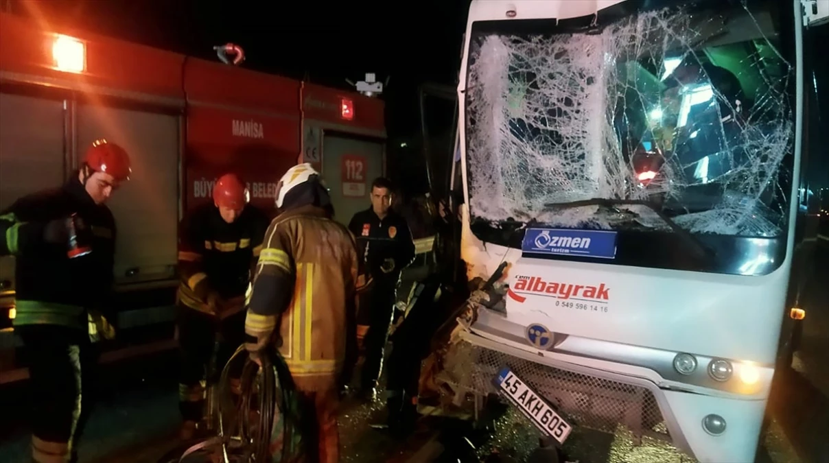 Manisa\'da servis midibüsü ile tır çarpıştı: 12 yaralı