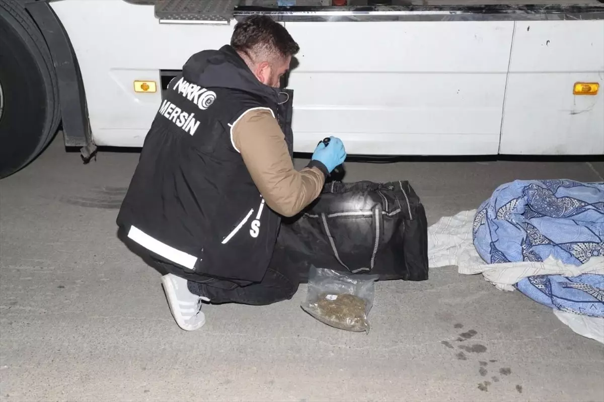 Mersin\'de Gizli Bölmede 15 Kilo 300 Gram Esrar Ele Geçirildi