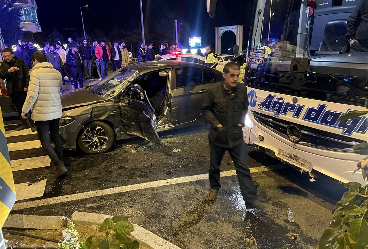 Nevşehir\'de otobüs-otomobil çarpışması: 1 yaralı
