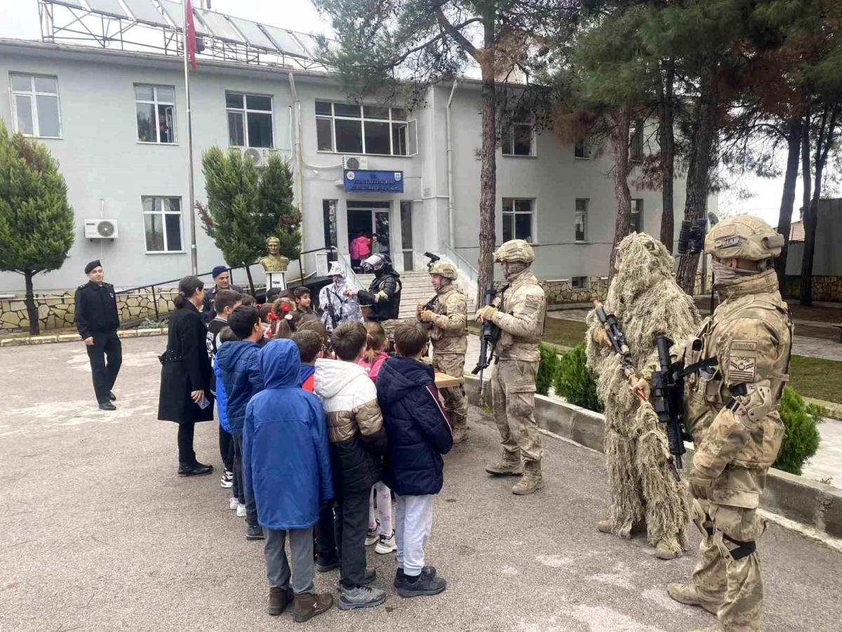 Ayvacık İlçe Jandarma Komutanlığı Öğrencilere Jandarmayı Tanıttı
