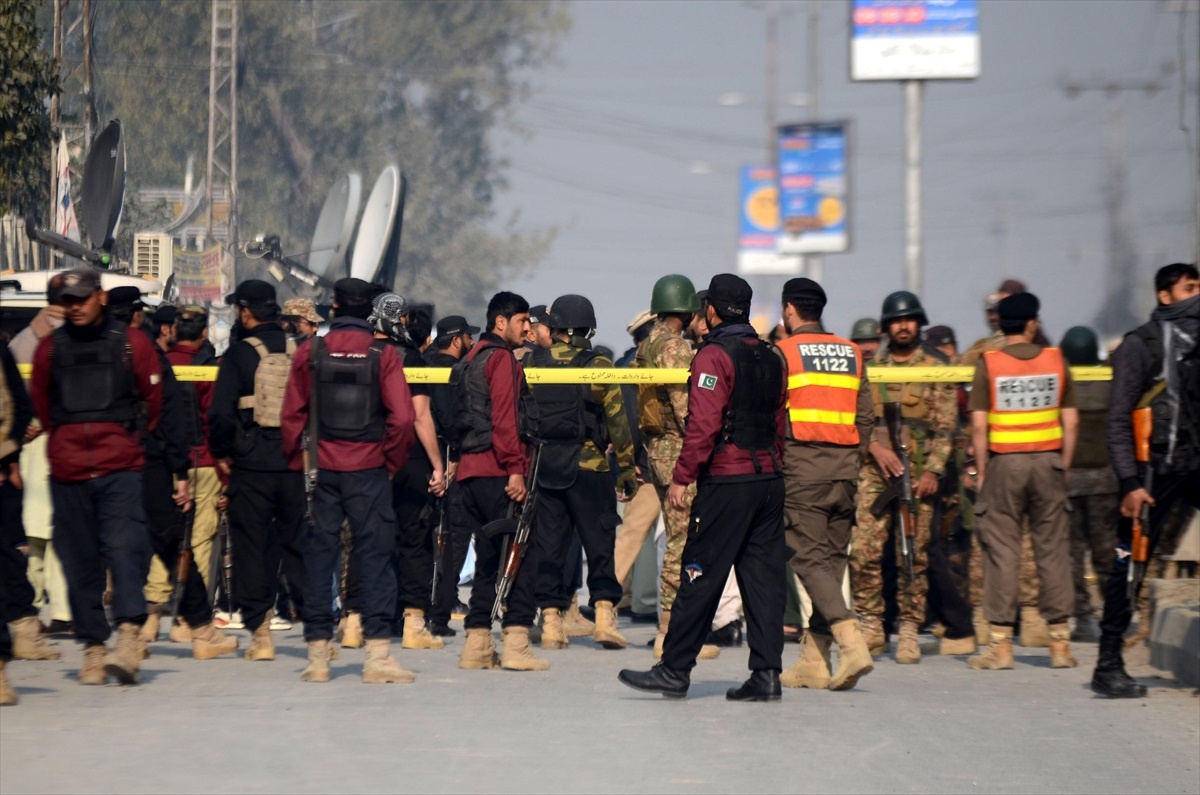 Pakistan\'da okul yakınında bombalı saldırı: 3\'ü çocuk 6 sivil yaralandı