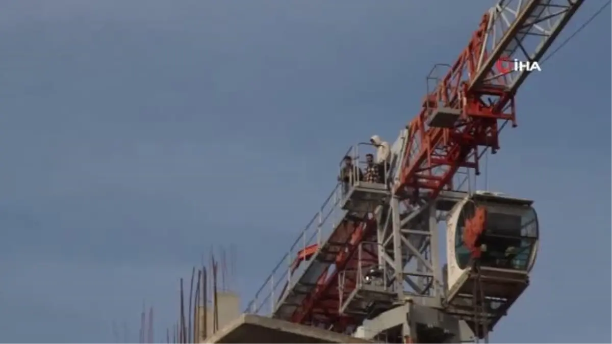 Paralarını alamayınca intihara kalkışan işçiler ekiplerin 2 saat süren çabasıyla ikna edildi