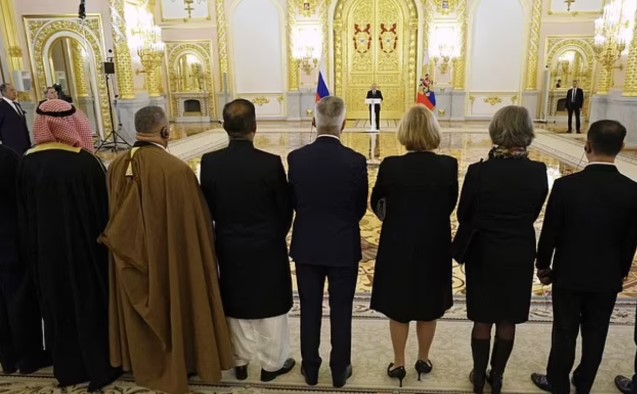 Putin, hijyen kurallarını gerekçe göstererek Moskova'ya atanan Büyükelçilere kendisine 22 metreden fazla yaklaşmamalarını istedi