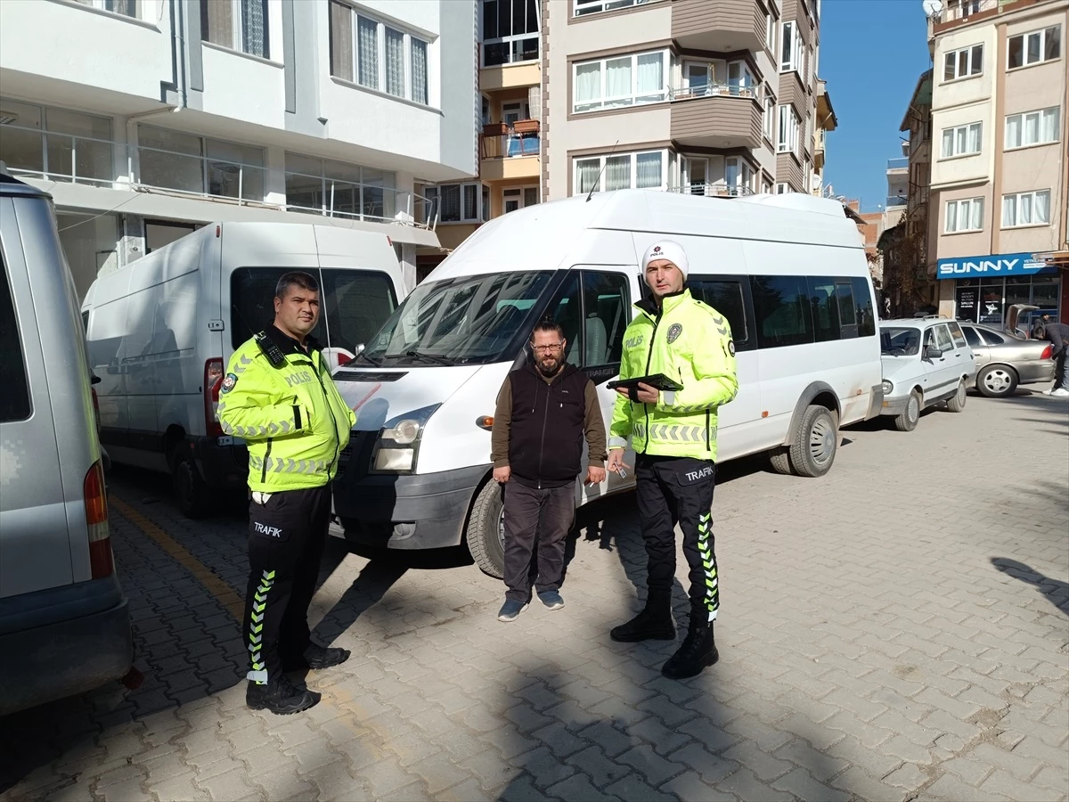 Sandıklı\'da okul servis araçlarında kış lastiği denetimi yapıldı