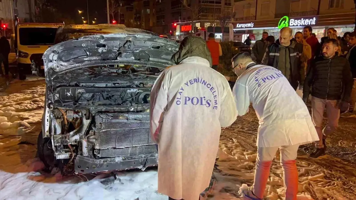 Seyir halindeki minibüs alev topuna döndü