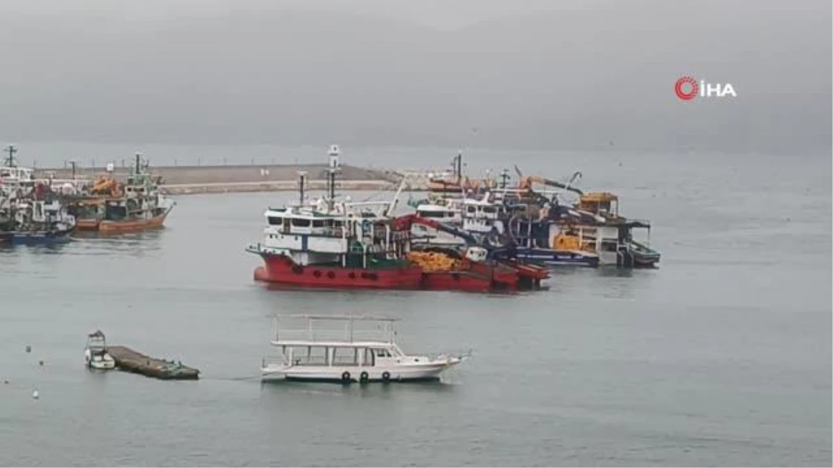 Şiddetli poyraz nedeniyle balıkçı tekneleri Amasra Limanı\'na sığındı