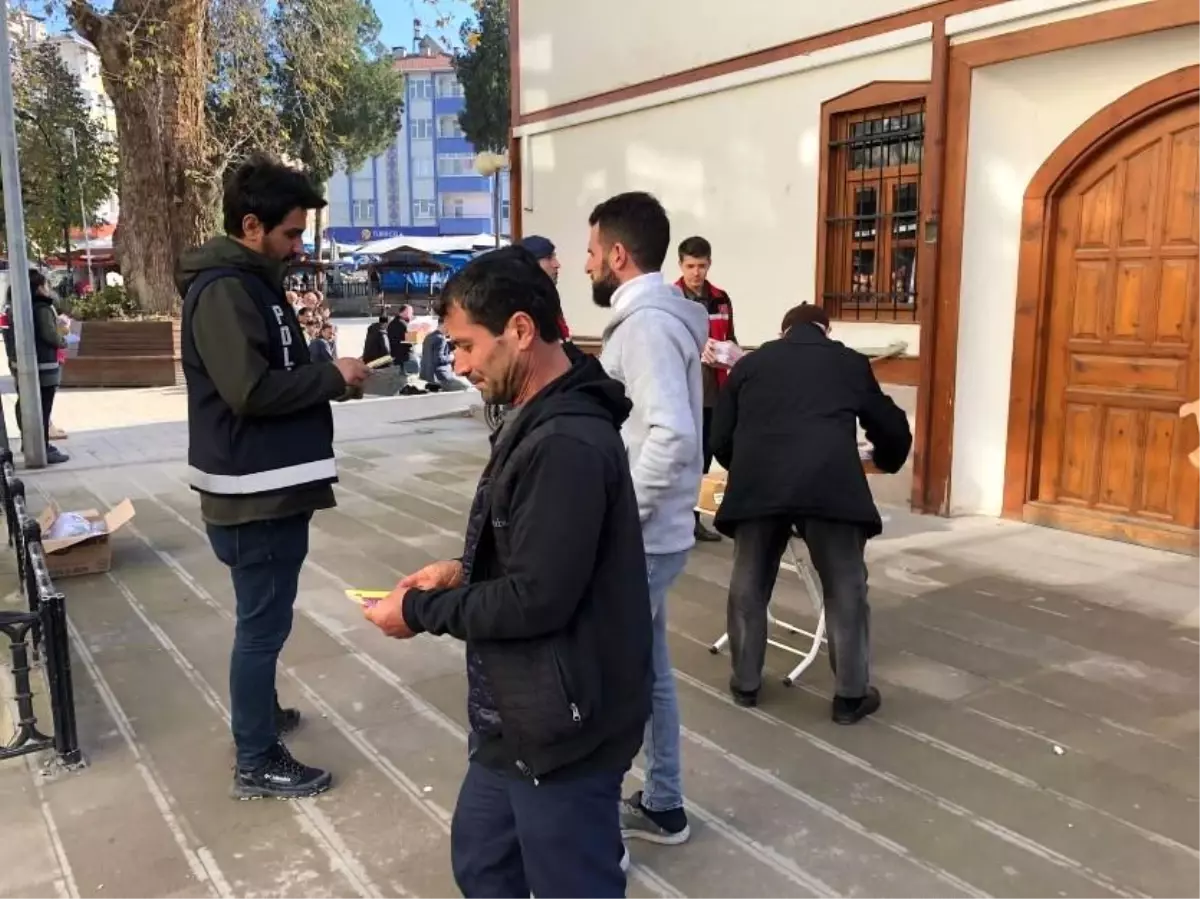 Boyabat\'ta polis vatandaşlara bilgilendirme broşürü dağıttı