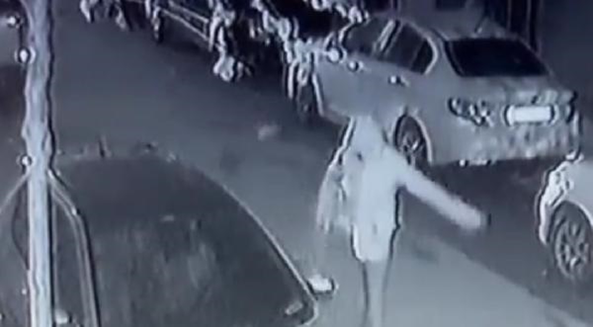 Sultangazi\'de bir kişi otomobilin camlarını ve aynalarını kırdı