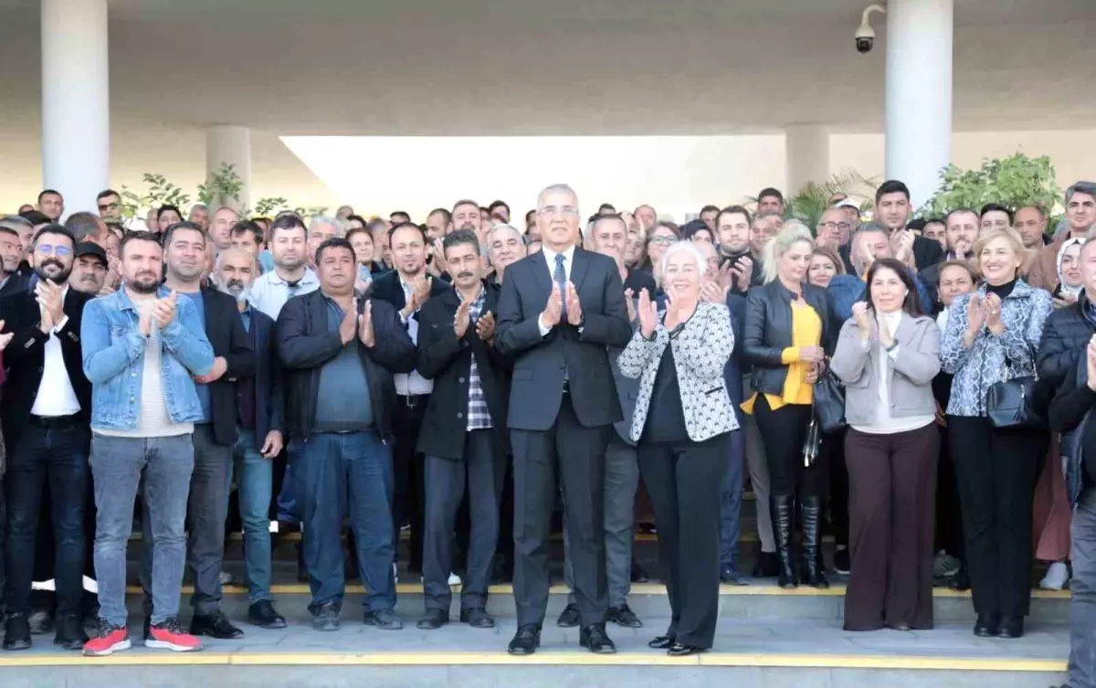 Mezitli Belediye Başkanı Neşet Tarhan, aday adaylığı başvurusunda sevgi gösterileriyle karşılandı