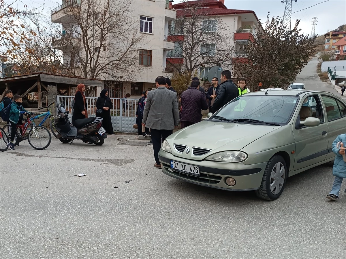 Tosya\'da otomobil ile çarpışan motosikletin sürücüsü yaralandı