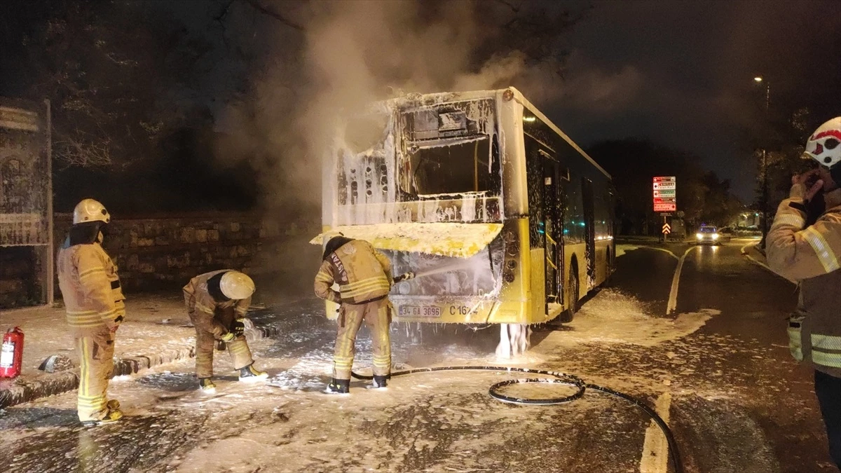 Üsküdar\'da İETT otobüsünde çıkan yangın söndürüldü