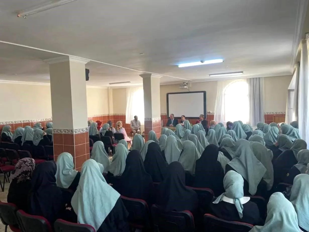 Bayburt Valisi Mustafa Eldivan, Danişment Kız Kur\'an Kursu öğrencilerini ziyaret etti