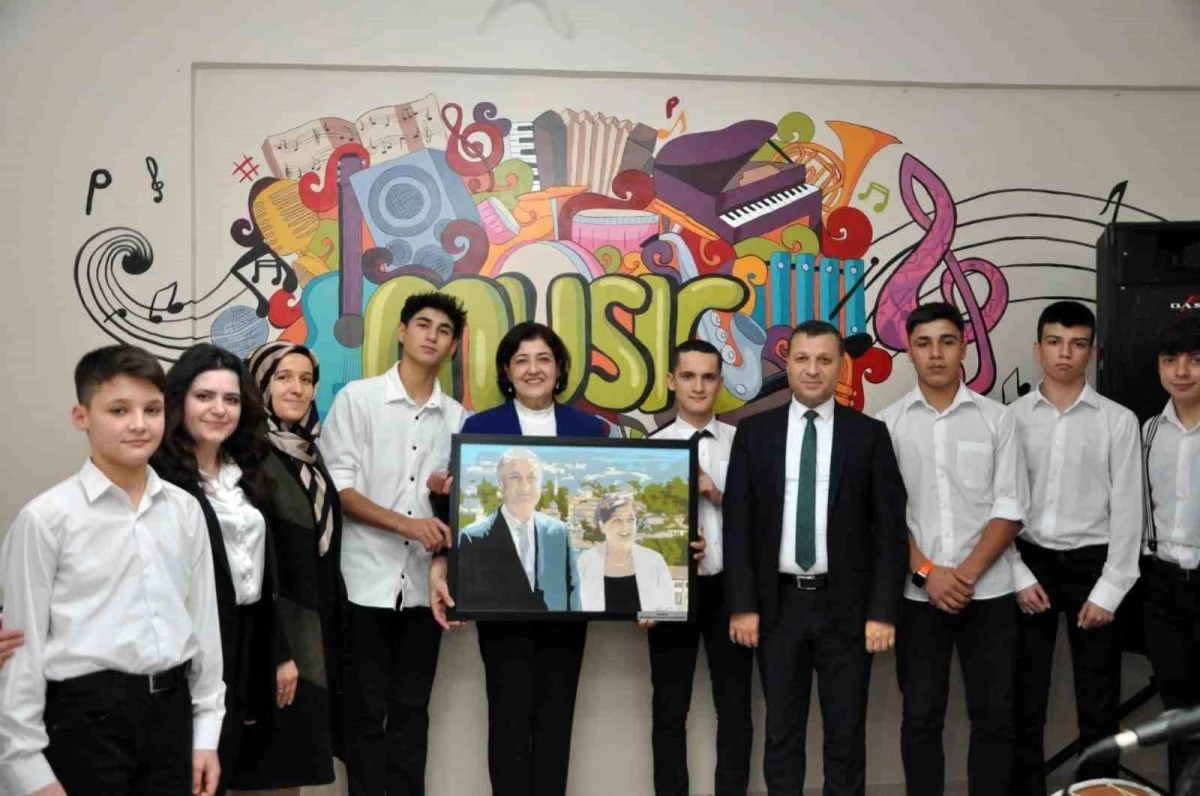 Karabük Valisi Mustafa Yavuz\'un eşi Süreyya Yavuz, çocukları ziyaret etti