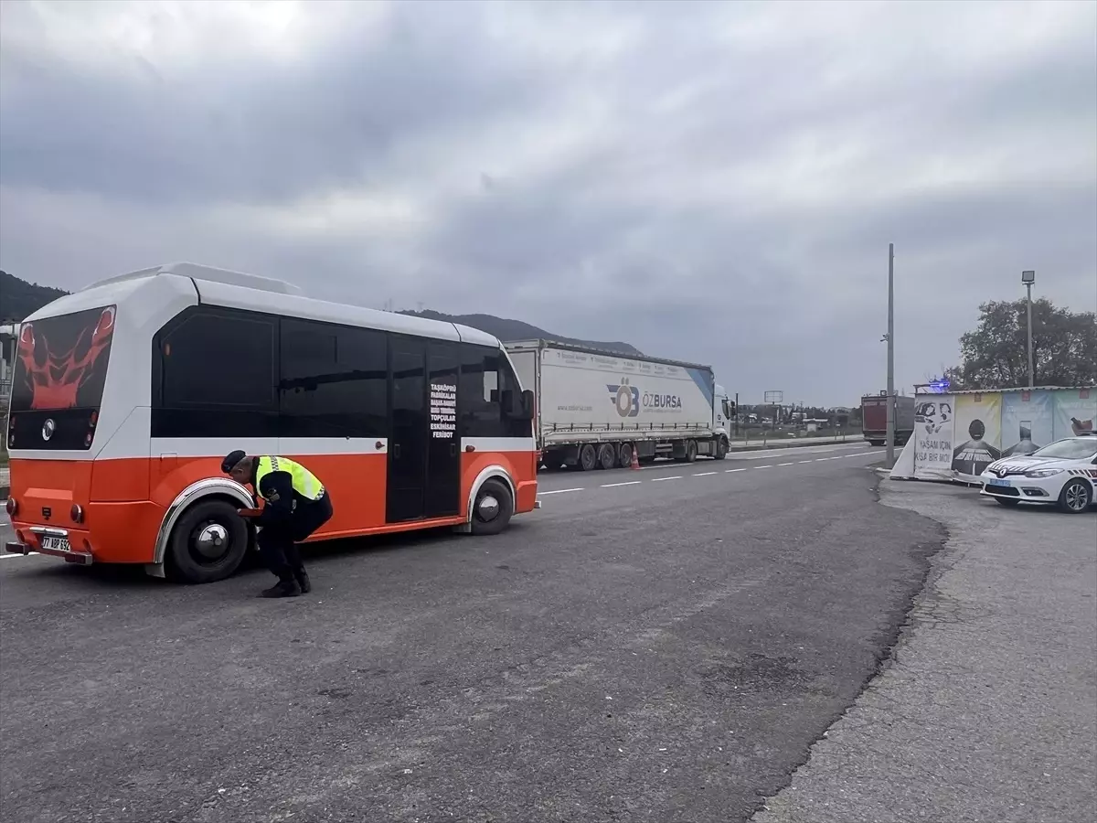 Yalova'da kış lastiği denetimleri devam ediyor