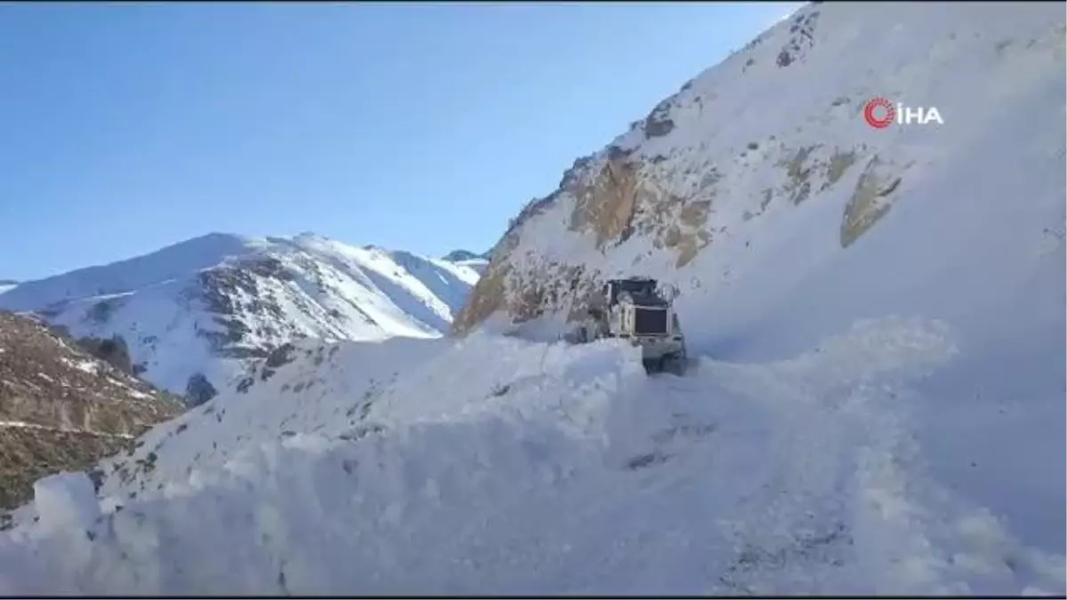 Yüksekova\'nın 3 bin rakımlı dağlarında karla mücadele çalışması