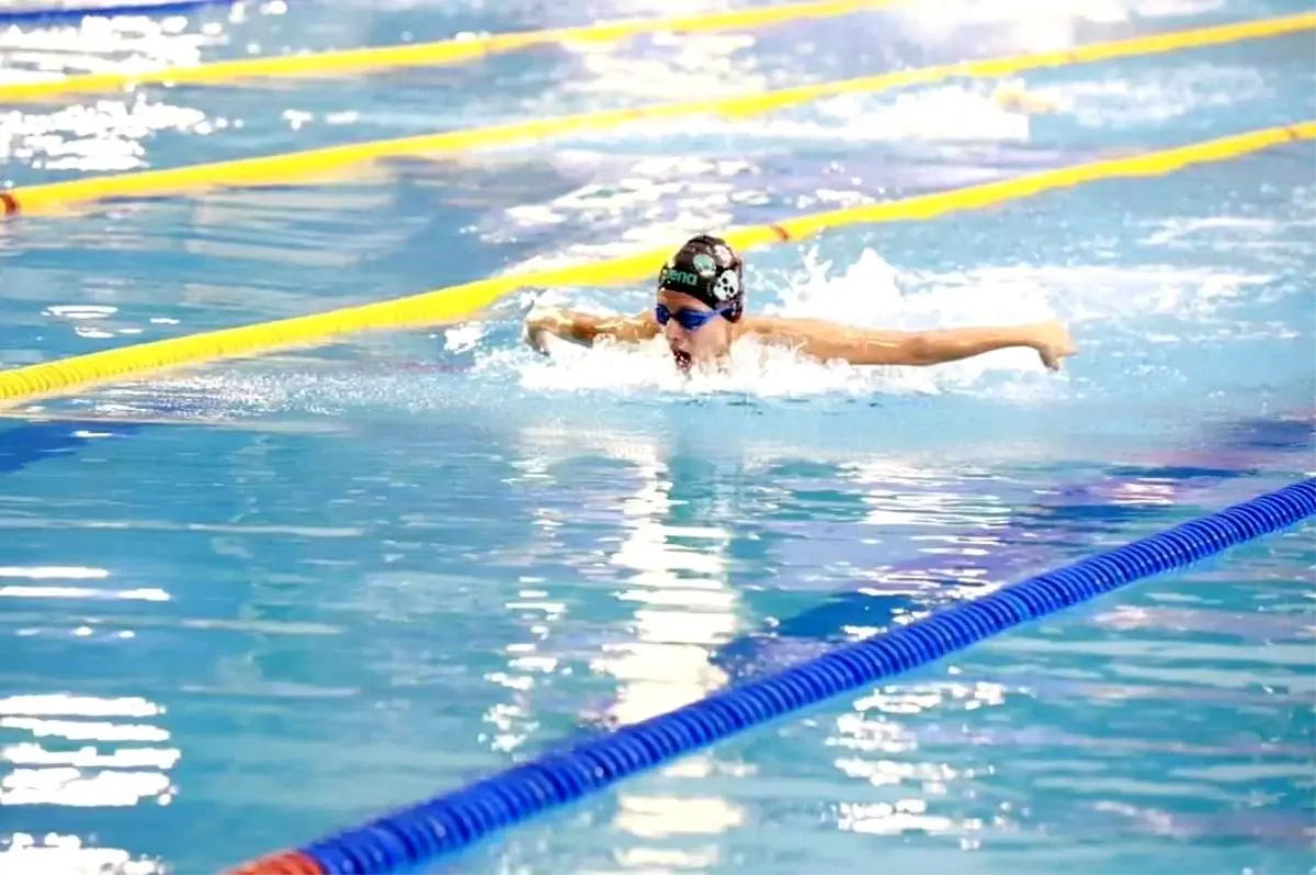 Yüzmede 585 sporcu şampiyonluk için kulaç attı