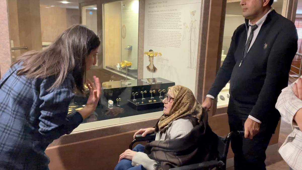 96 yaşındaki Şaziye Beyrit, Çorum Müzesi\'ni gezdi