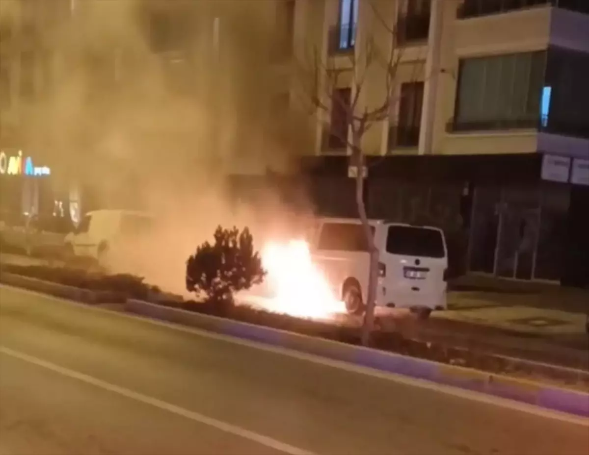 Aksaray\'da minibüste çıkan yangın söndürüldü