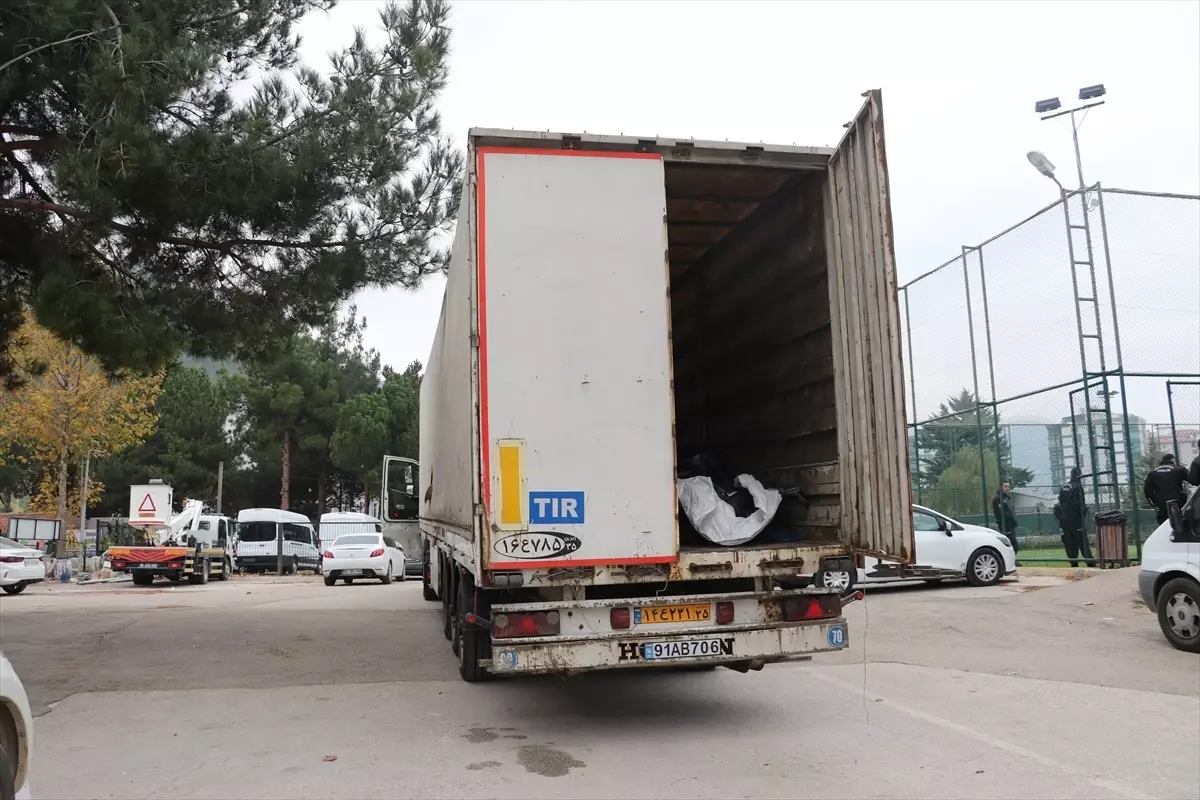 Amasya\'da İran plakalı tırda 61 düzensiz göçmen yakalandı