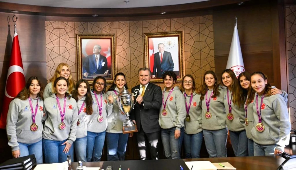 Gençlik ve Spor Bakanı İzmir Büyükşehir Belediyespor Kadın Sutopu Takımı ile Buluştu