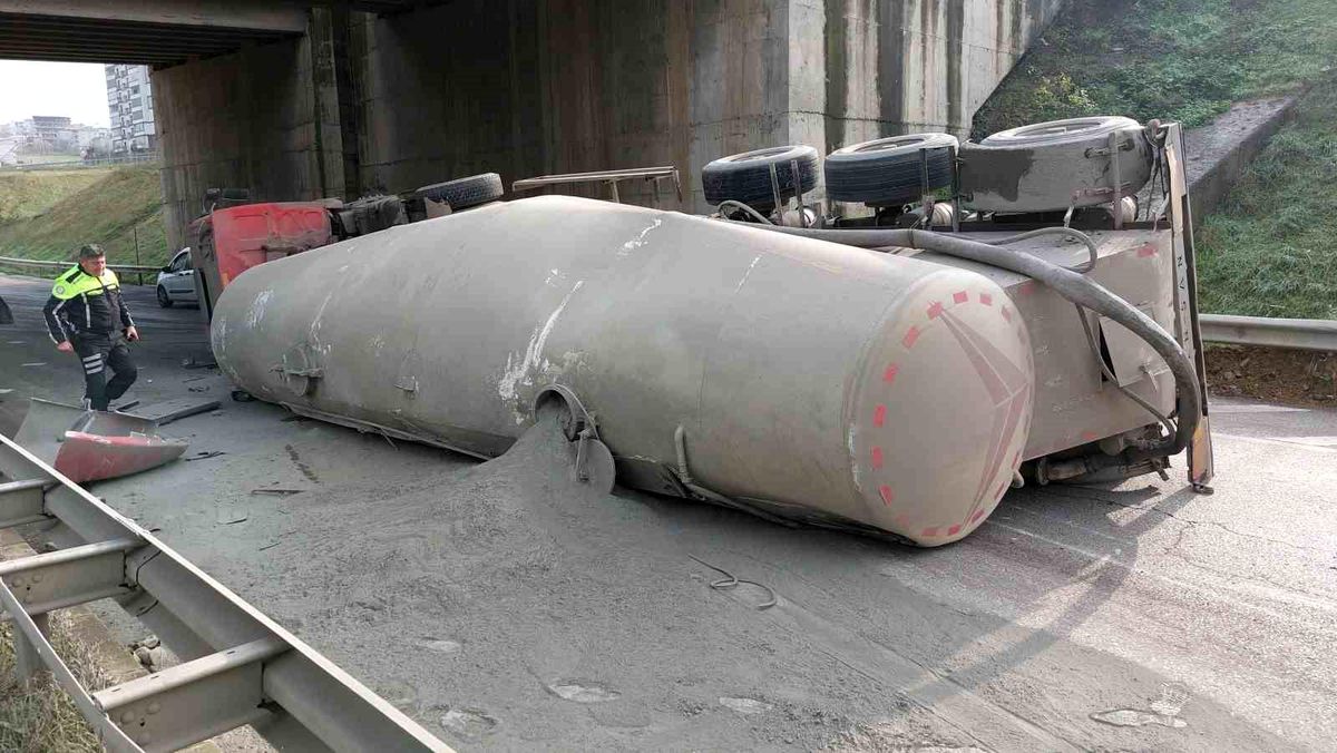 Samsun\'da çimento yüklü tankerin devrilmesi sonucu trafik kazası: 1 yaralı