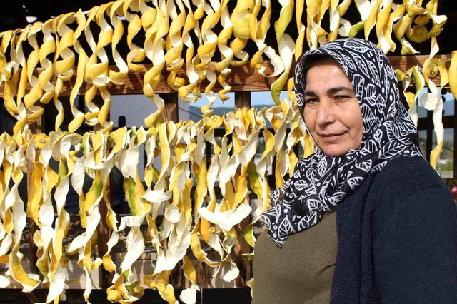 Limonun kendisi para etmeyince kabuğunu satmaya başladılar Limonun kendisi para etmeyince kabuğunu satmaya başladılar