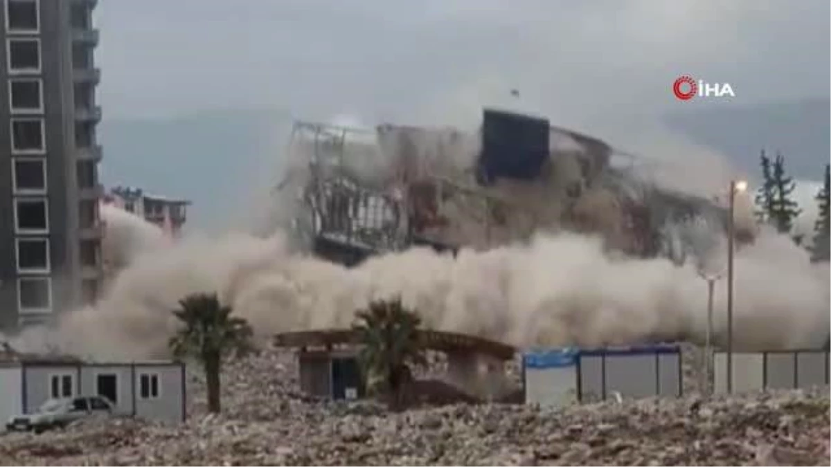 Depremin vurduğu Hatay\'da dinamitle patlatılan 10 katlı bina kağıt gibi yerle bir oldu
