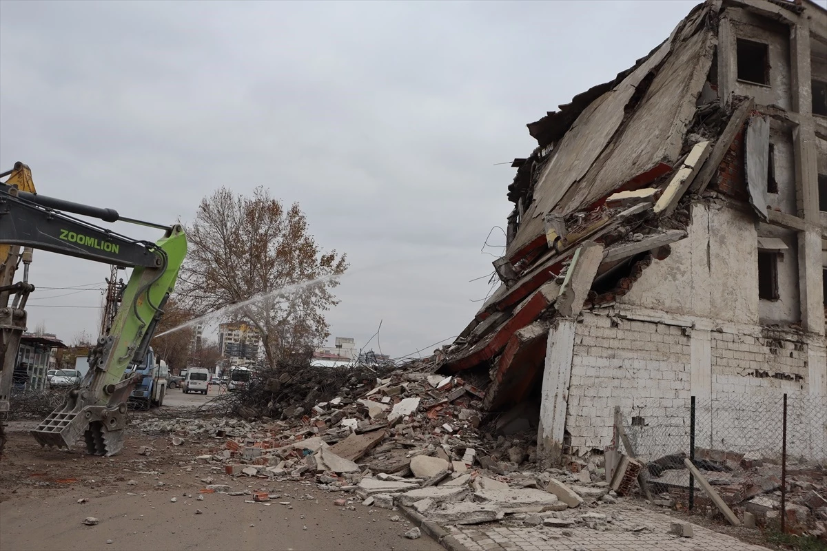 Elbistan\'da ağır hasarlı bina kontrollü bir şekilde yıkıldı