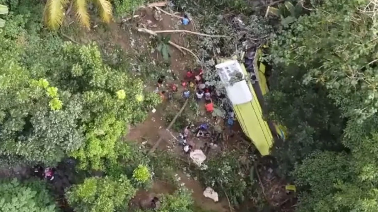 Filipinler\'de otobüs şarampole uçtu : 17 Ölü, 11 Yaralı