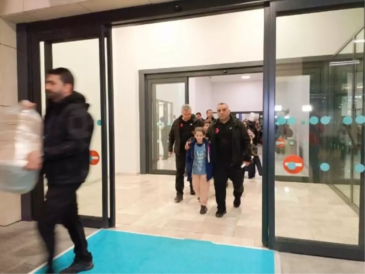 İsrail saldırılarından tahliye edilen Türk vatandaşları İstanbul\'a geldi