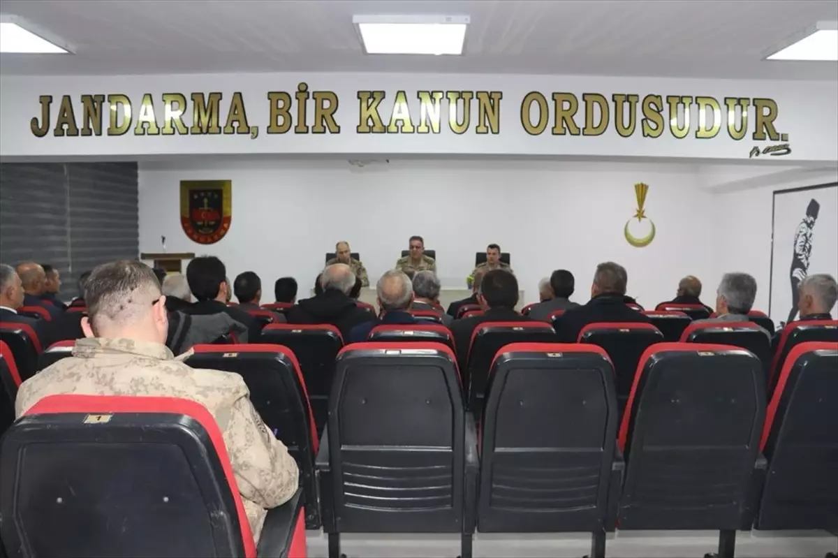 Hakkari İl Jandarma Komutanı Muhtarlarla Buluştu