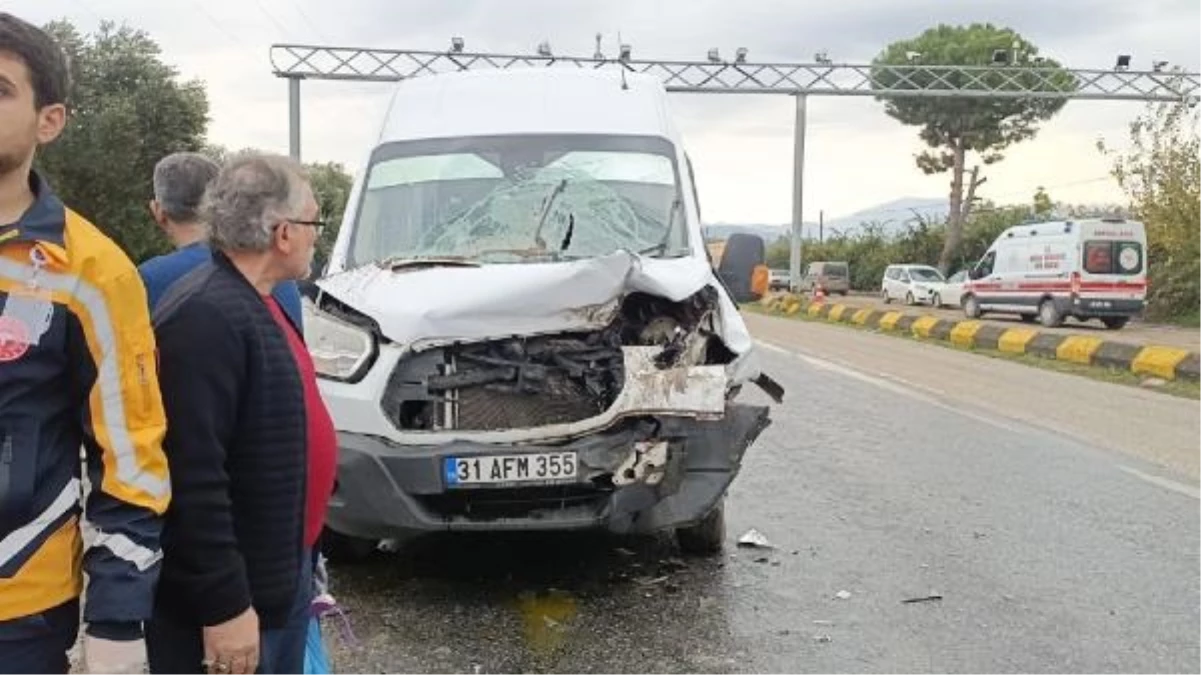 Erzin\'de hafriyat kamyonuna arkadan çarpan minibüste 16 kişi yaralandı