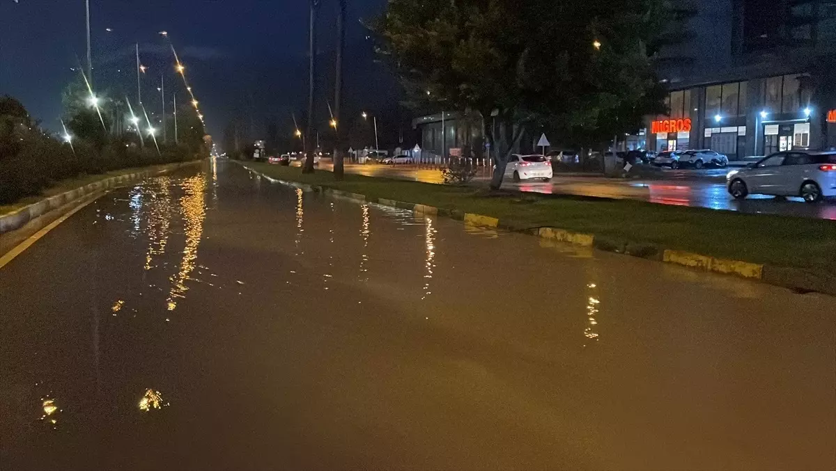 İskenderun\'da sağanak yağış nedeniyle su birikintileri oluştu